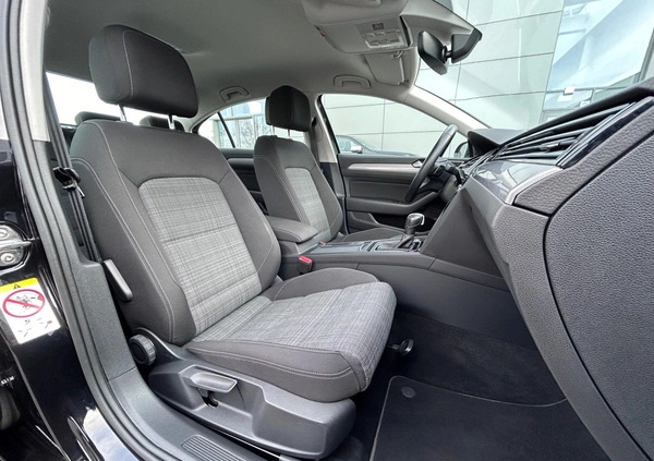 Volkswagen Passat cena 92900 przebieg: 129436, rok produkcji 2020 z Józefów małe 781